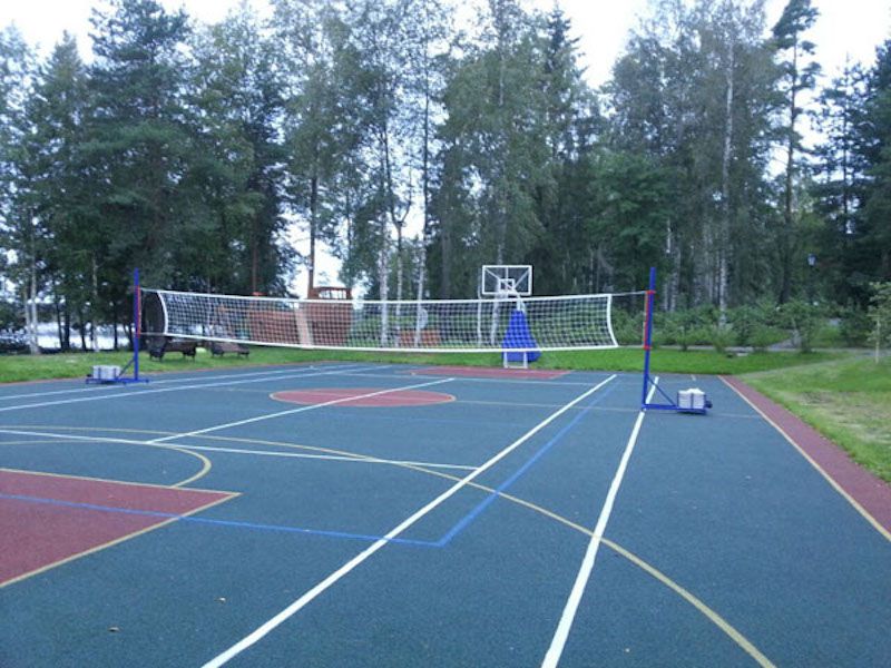 Спортивная площадка на улице с сеткой