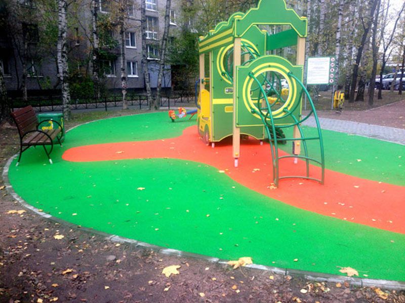 Зелено-оранжевое покрытие на детской площадке