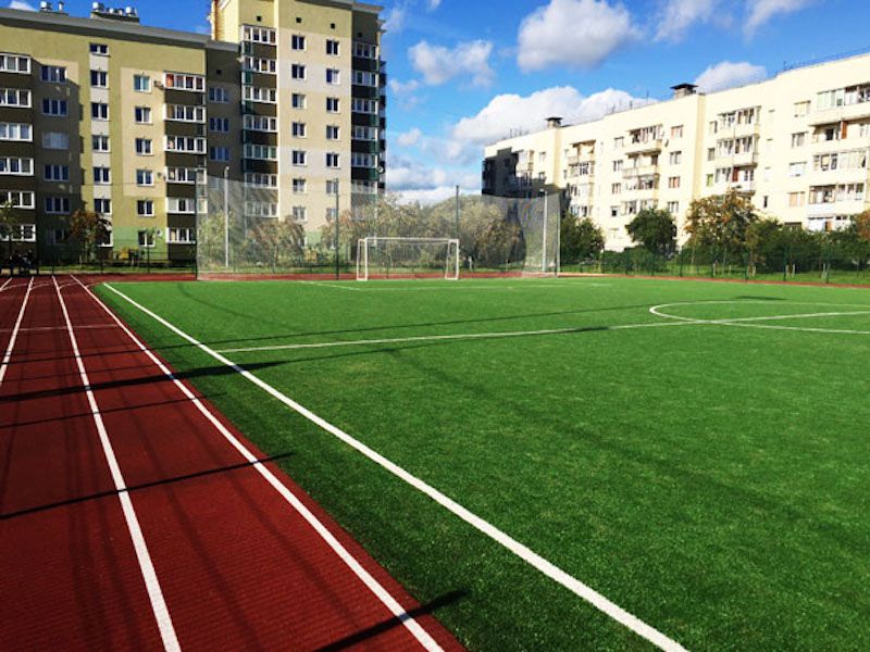 Спортивна площадка и искусственная трава на поле