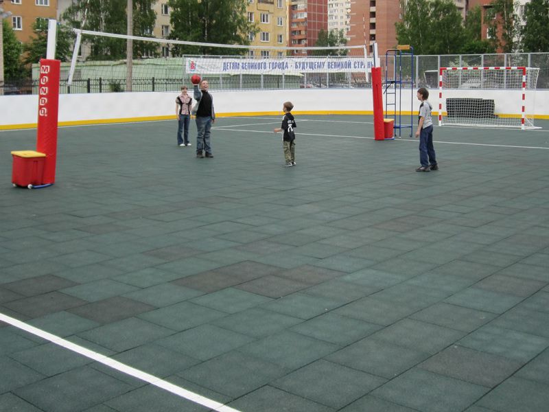 Дети играют на площадке