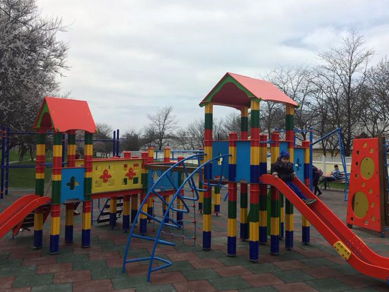 Детская площадка с резиновой плиткой разноцветной