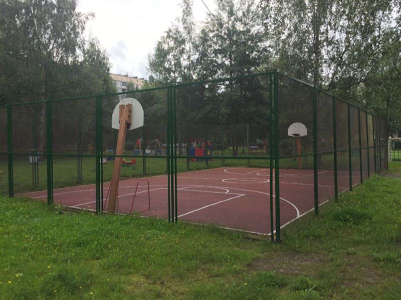Спортивная площадка с резиновой крошкой для баскетбола