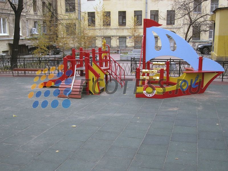 Площадка с резиновым напольным покрытием с конструкцией для детей