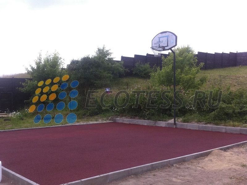 Площадка с резиновым напольным покрытием для баскетбола