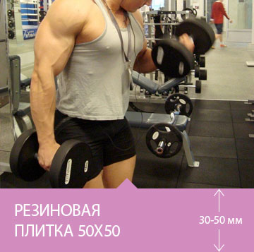 Спортсмен занимается в фитнес-зале